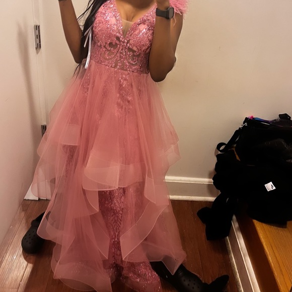 I am selling a brand new dress for all occasions (prom birthday party etc.)